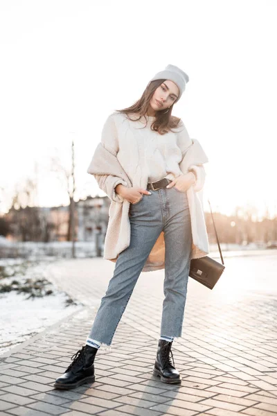 Joven Mujer Glamorosa Abrigo Ecológico Moda Sombrero Punto Gris Jeans —  Fotos de Stock