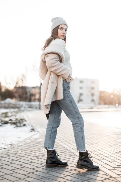Modelo Jovem Uma Mulher Europeia Elegante Outerwear Sazonal Quente Moda — Fotografia de Stock