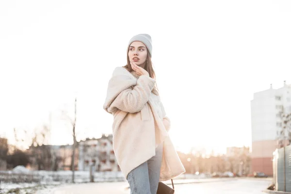 Mulher Bonita Muito Jovem Chapéu Malha Moda Casaco Ecológico Elegante — Fotografia de Stock