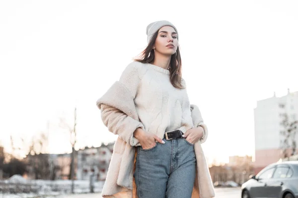 Mujer Joven Europea Sombrero Punto Suéter Caliente Abrigo Piel Sintética —  Fotos de Stock