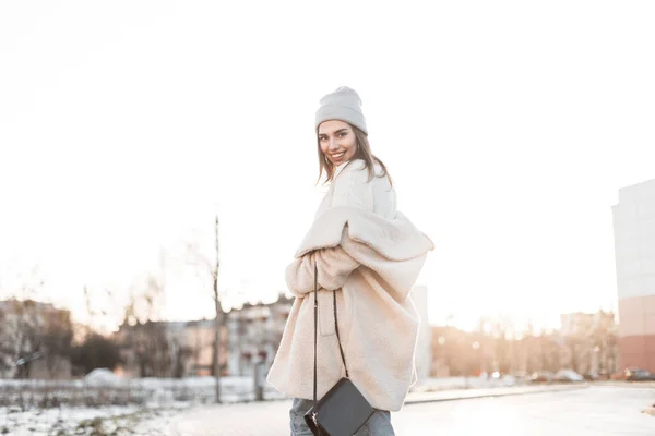 Joyeux Beau Modèle Jeune Femme Avec Sourire Drôle Dans Chapeau — Photo