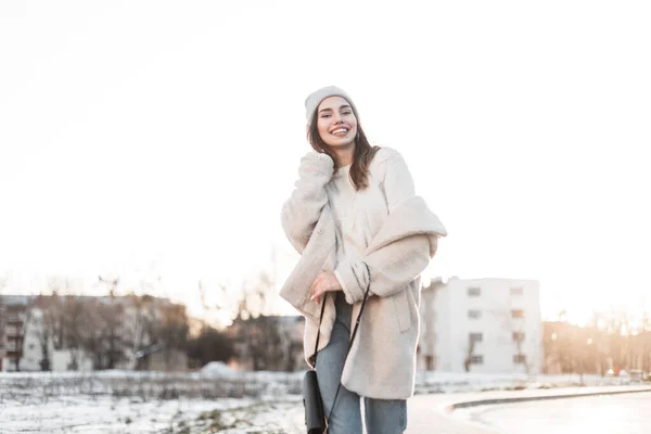 코트를 여인이 햇빛을 즐기고 야외에서 귀여운 미소를 즐거운 — 스톡 사진