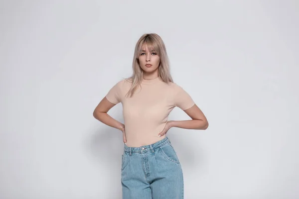 Удивительная Модель Элегантной Молодой Блондинки Стильных Синих Джинсах Модной Рубашке — стоковое фото