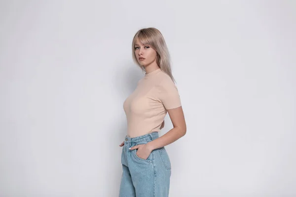 Ziemlich Schöne Junge Blonde Frau Einem Modischen Beigen Hemd Vintage — Stockfoto