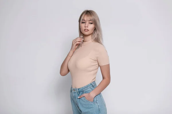 Европейская Модель Элегантной Молодой Блондинки Стильных Синих Джинсах Модной Рубашке — стоковое фото
