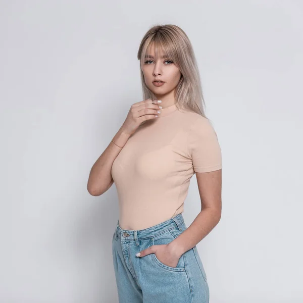 Mulher Loira Nova Bonito Moda Jeans Azuis Elegantes Uma Camisa — Fotografia de Stock