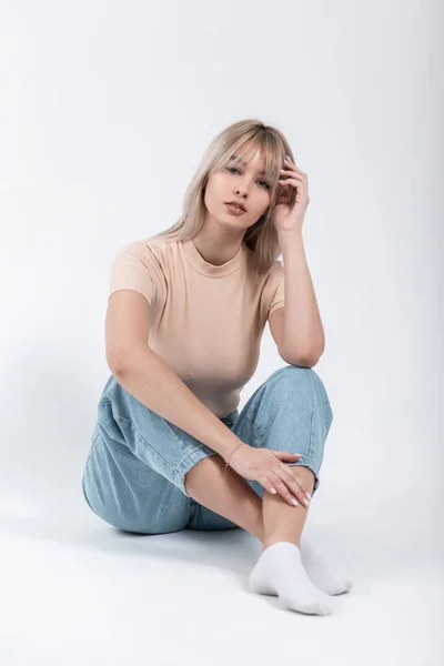 Snygg Ung Kvinna Blond Med Trendig Frisyr Fashionabla Ungdom Casual — Stockfoto
