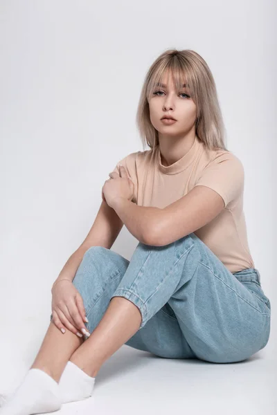 Modelo Moda Jovem Mulher Atraente Europeu Com Cabelo Loiro Uma — Fotografia de Stock