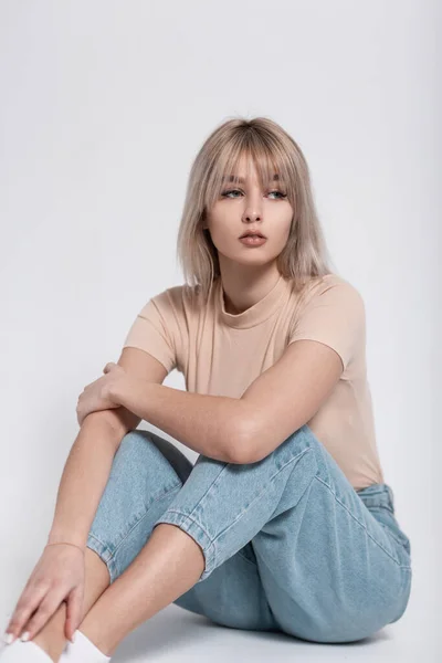 Niedliche Trendige Junge Frau Mode Modell Mit Blonden Haaren Einem — Stockfoto