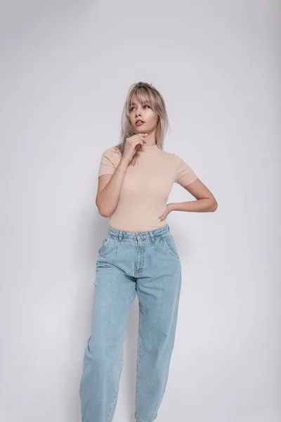 Modelo Uma Mulher Loira Jovem Moda Calça Azul Elegante Uma — Fotografia de Stock