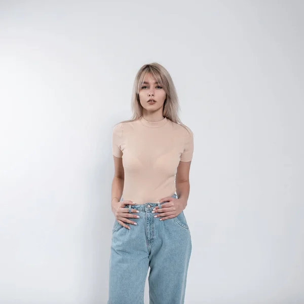 Модель Элегантной Молодой Блондинки Стильных Синих Джинсах Модной Рубашке Прической — стоковое фото