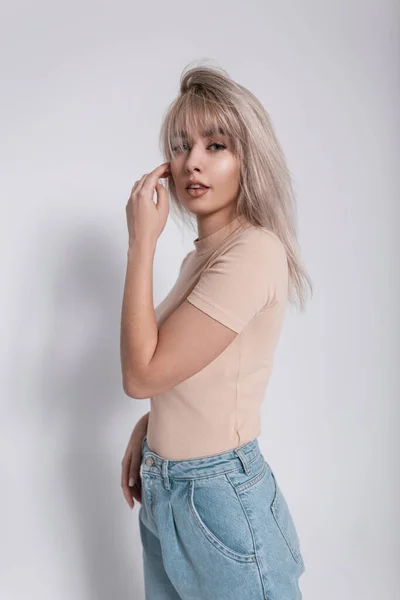 Das Modell Einer Glamourösen Jungen Blonden Frau Stylischen Blauen Jeans — Stockfoto