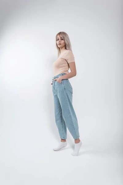 Modelo Mulher Jovem Bonito Moderno Uma Camiseta Elegante Jeans Moda — Fotografia de Stock