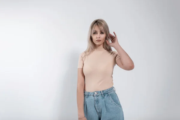 Jeune Femme Blonde Mignonne Dans Une Chemise Mode Jean Bleu — Photo