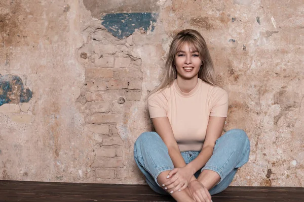 Retrato Una Joven Bastante Alegre Con Una Sonrisa Positiva Con — Foto de Stock