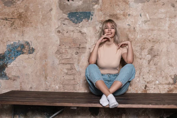 Ganska Positiv Ung Blond Kvinna Snygga Blå Jeans Trendig Skjorta — Stockfoto