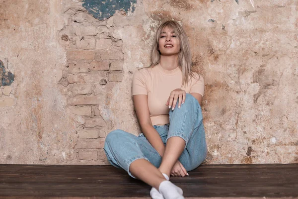 Joven Modelo Moda Una Hermosa Mujer Positiva Con Una Sonrisa —  Fotos de Stock