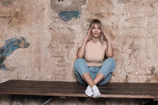 Elegante Modelo Joven Atractiva Alegre Con Una Sonrisa Increíble Positiva — Foto de Stock