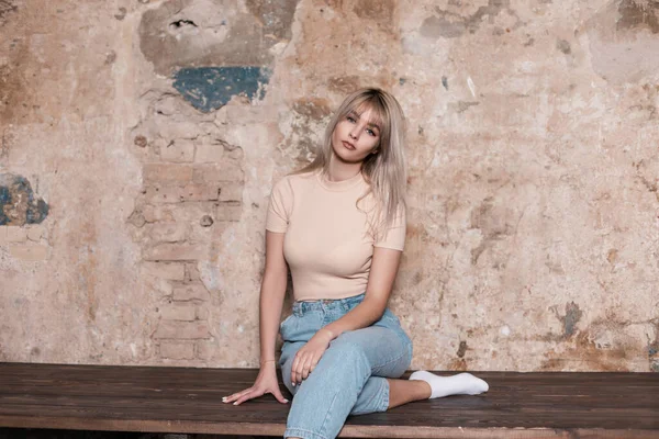 Европейская Модель Современной Молодой Блондинки Стильных Синих Джинсах Винтажной Рубашке — стоковое фото
