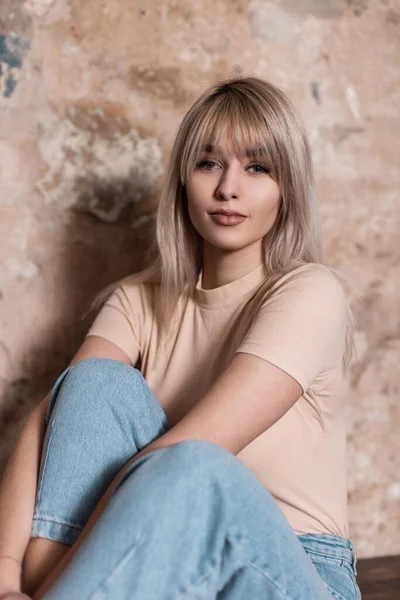 Joven Mujer Increíble Alegre Una Camisa Moda Vaqueros Azules Vintage —  Fotos de Stock