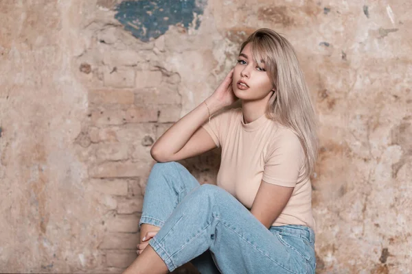 Une Jolie Jeune Femme Moderne Est Assise Près Mur Briques — Photo