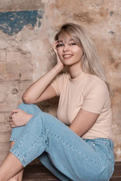 Modelo Europeu Uma Jovem Mulher Loira Alegre Jeans Azuis Elegantes — Fotografia de Stock