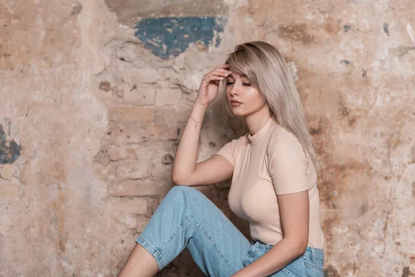 Trendiges Junges Attraktives Frauenmodel Mit Blonden Haaren Modischer Jugendkleidung Sitzt — Stockfoto