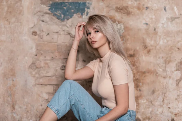 Europeiska Ganska Ung Blond Kvinna Blond Med Sexiga Läppar Fashionabel — Stockfoto