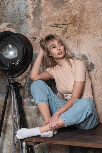 Model Stylish Young Woman Blond Hair Beige Shirt Blue Jeans — Stock Photo, Image