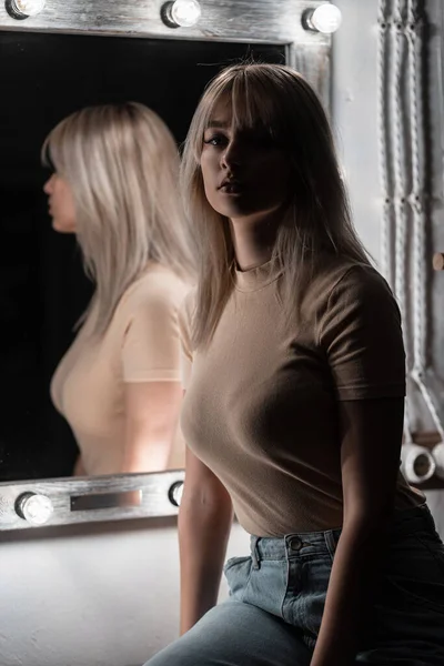 Joli Modèle Une Jeune Femme Aux Cheveux Blonds Dans Shirt — Photo
