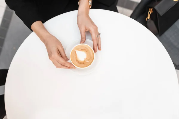 Jonge Vrouw Houdt Een Handen Mooie Keramische Koffiekop Met Lekkere — Stockfoto