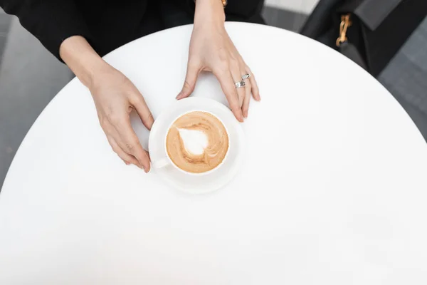 Joven Mujer Moda Ropa Negra Está Sosteniendo Una Taza Con — Foto de Stock