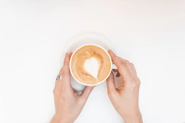 Detailní Záběr Ženských Rukou Ročníkem Šálek Cappuccino Roztomilým Vzorem Bílém — Stock fotografie