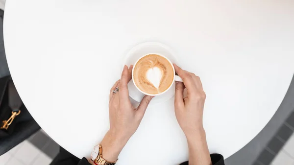 Jonge Vrouw Houdt Een Kopje Heerlijke Hete Cappuccino Met Schattig — Stockfoto