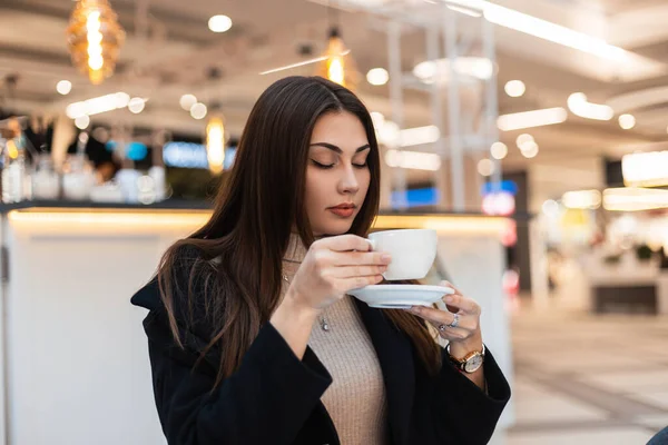 Stylová Mladá Krásná Brunetka Dlouhými Vlasy Černém Módním Kabátě Šálkem — Stock fotografie