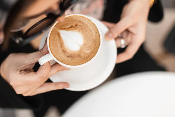Bovenaanzicht Een Kopje Warme Cappuccino Met Schuim Een Witte Vintage — Stockfoto