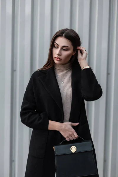 Joven Morena Europea Moderna Con Pelo Largo Abrigo Negro Moda — Foto de Stock