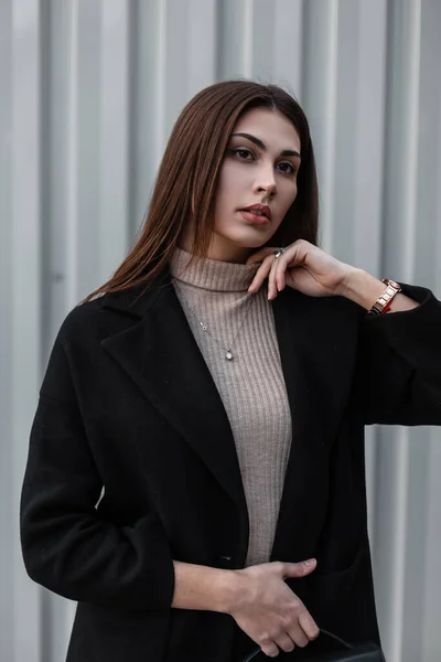 Молодая Красивая Модная Брюнетка Бежевой Рубашке Черном Элегантном Пальто Модной — стоковое фото