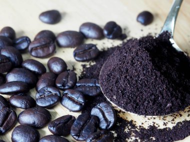 Kahve çekirdekleri kavrulmuş kahve çekirdekleri ve makroda öğütülmüş ve arka plan stili kapatılmış.