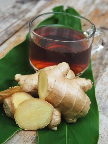 Färsk Ingefära Och Gammalt Träbord Med Ingefära Blad Hälsa Med — Stockfoto