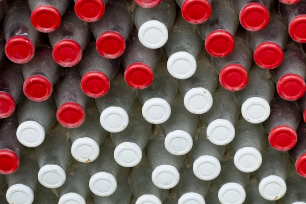 Sfondo Rosso Bianco Tappi Bottiglia — Foto Stock