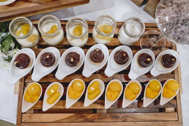 düğün töreni satırında tatlı catering