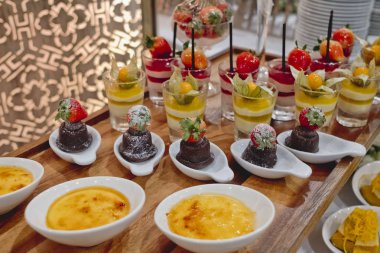 düğün töreni satırında tatlı catering