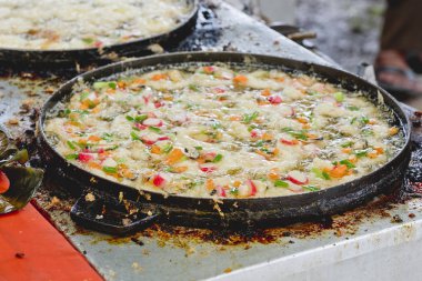 Midye ve yengeç sopa kızarmış yumurta hamuru (midye ve yengeç sopa omlet)