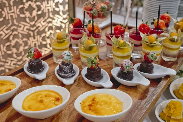 düğün töreni satırında tatlı catering