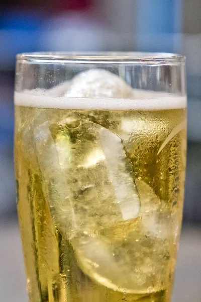 Cerveza Con Hielo Vaso Sudoroso — Foto de Stock