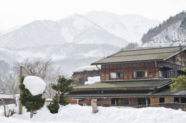 Shirakawago, Japonya tarihi kış Köyü.