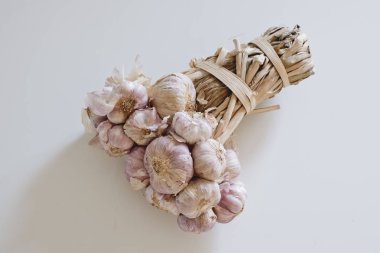 Sarmısakları kravat beyaz arka plan üzerinde izole halat tarafından