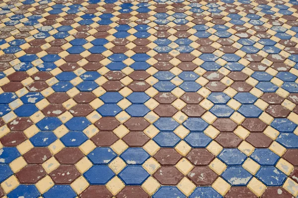 Yüzeyi eski kaldırım renkli fayans arka plan dokusu ile kaplı.