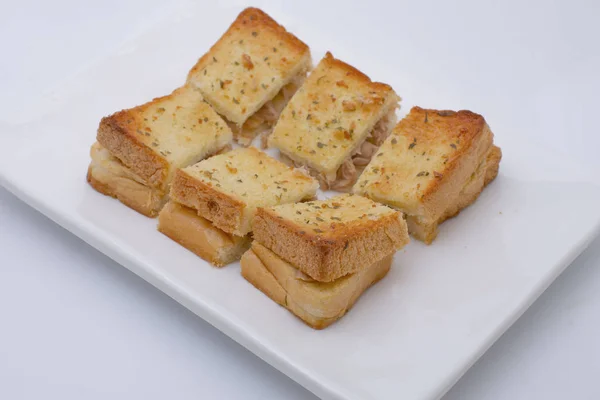 分離の白いプレート付き四角形状カット トースト マグロ サンドイッチ — ストック写真